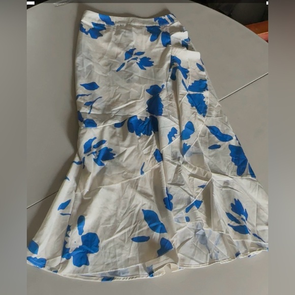 SHEIN Dresses & Skirts - SHEIN Floral Blue and White Women's Skirt Size Small